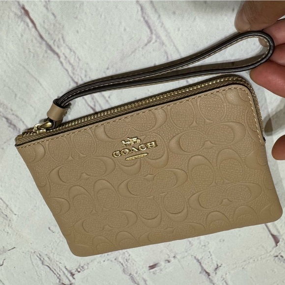 Coach Corner Zip Wristlet in Taupe grain leather with Signature C’s all over Nwt - Picture 2 of 7